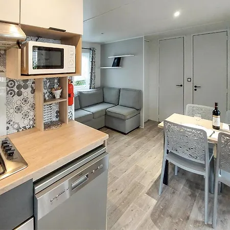 Campingplads Awesome Stacaravan In Saint-julien-en Born 3*
