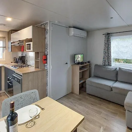 Stunning Stacaravan In Saint-julien-en Born 3*