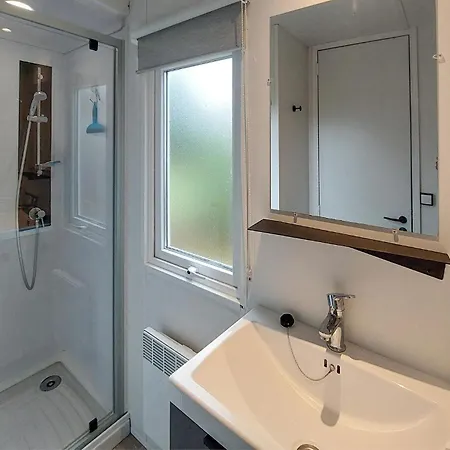 Stunning Stacaravan In Saint-julien-en Born 3*